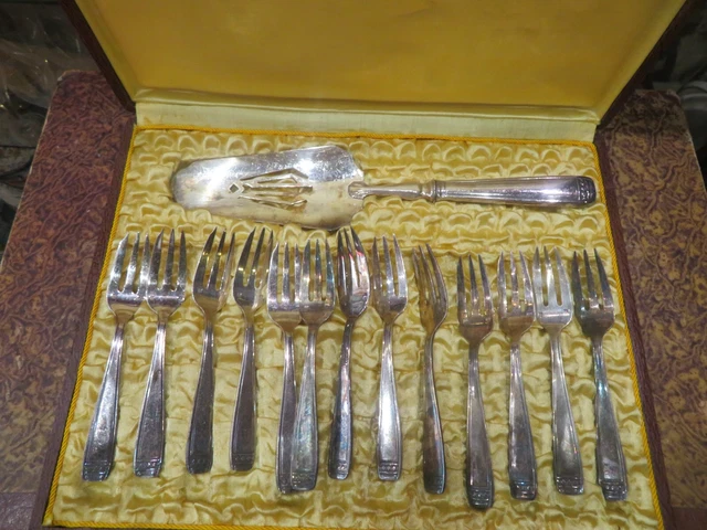 RARE ANCIEN PORTE BOUTEILLE EN METAL ARGENTE REPRESENTANT UN TRAINEAU