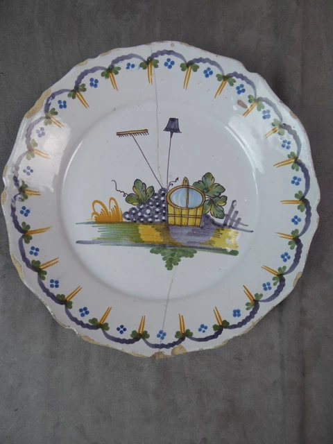 BELLE ASSIETTE en faïence de NEVERS, travaux des champs.