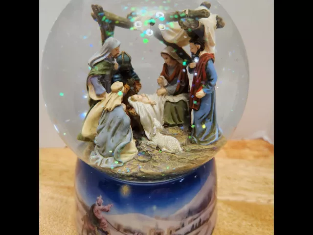 Holy Family Nativity Musical Christmas Snow Water Globe 51/4" Wind-up twn of bet