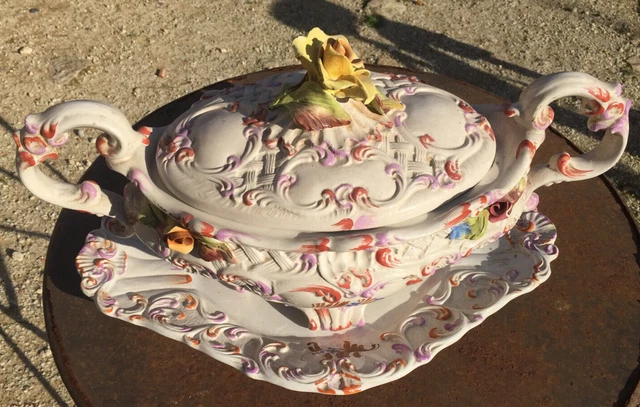 Ancienne et grande soupière avec présentoir en barbotine Bassano Italie XXème