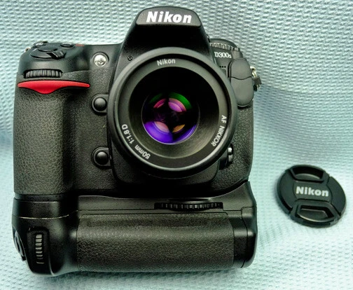 NIKON D-300S+GRIP MB-D10-État neuf peu de clics (sans objectif) LIRE