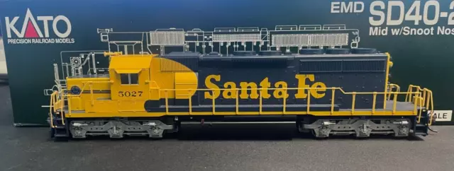 HO Kato Santa Fe SD40-2 in original box MID w/ Snoot Nose