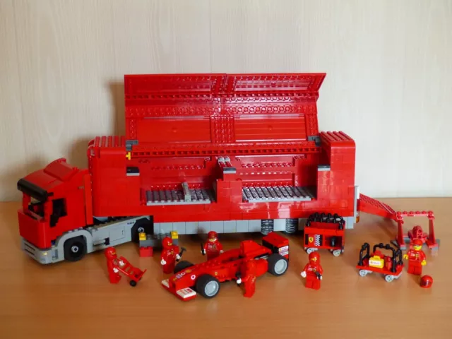 LEGO F1 Ferrari Pit Crew Member avec Vodafone/Shell Stickers sur