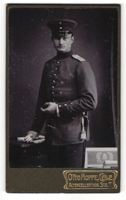 Fotografie Otto Hoppe, Celle, Portrait stattlicher Soldat in interessanter Unif