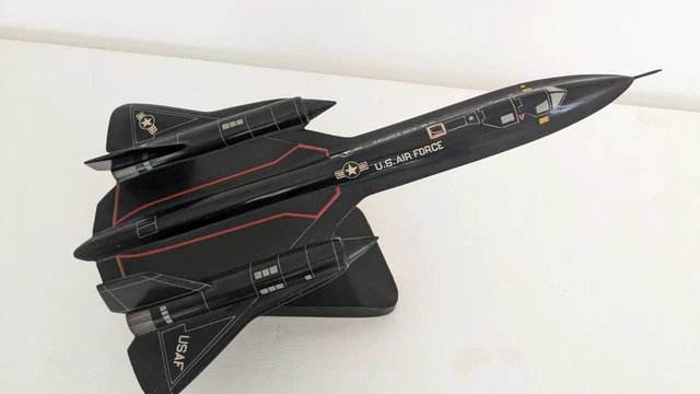 Maquette Avion SR71 Envergure 26 cm Pilots Station en bois.