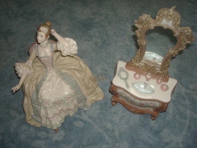 Retirado Lladro Señora Con Tocador 2 Piezas Juego
