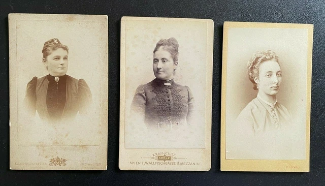 Lotto di 3 fotografie antiche cartonate di donne con vestiti dell'epoca  FP
