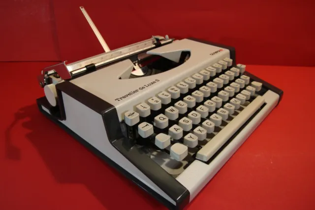 Máquina de escribir Olympia Traveller De Luxe S fuente cursiva con estuche RARO reparado-probado