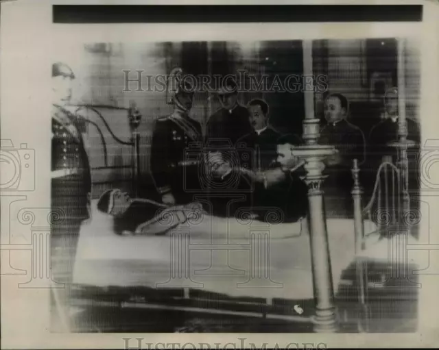 1939 Press Photo Pope With Mourners Around His Death Bed - nee12641