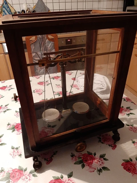 Alte Feinwaage / Laborwaage / Apothekerwaage im Glaskasten