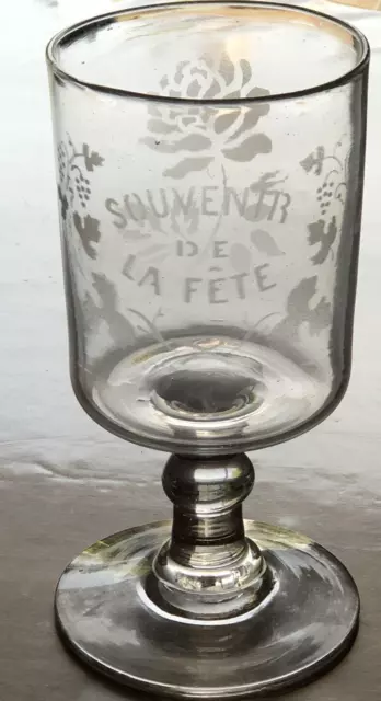 Ancien grand verre soufflé gravé  Souvenir de la fête décor de rose