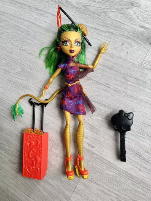 Monster High - Scaris Deluxe Jinafire Long, Puppe mit Rollkoffer und Bürste