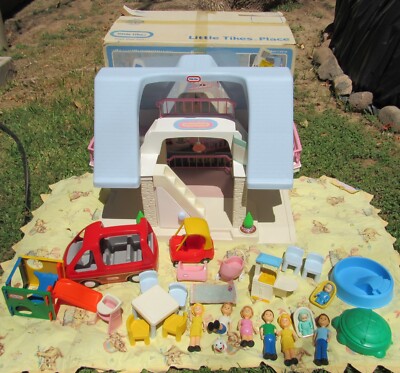 little tikes dollhouse with blue roof