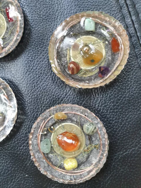 Amulette ronde de poche orgonite en cristaux et pièce d'argent porte-bonheur Feng Shui 3