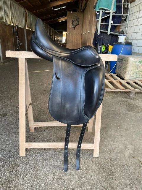 Super bequemer Dressursattel von Equipe Emporio 17" mit orginal Sattelschoner 