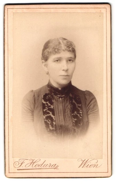 Fotografie Franz Hodura, Wien, Favoritenstr. 50, Portrait Österreicherin trägt