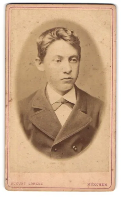 Fotografie August Lorenz, München, Schillerstr. 4, Junger Mann im Anzug mit Fli