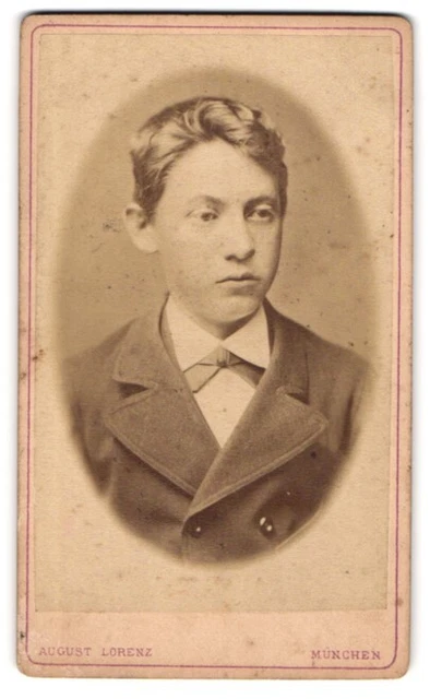 Fotografie August Lorenz, München, Schillerstr. 4, Junger Mann im Anzug mit Fli