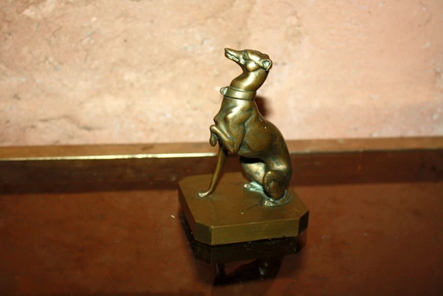 Sculpture animalière , lévrier assis en bronze XIX , Greyhound