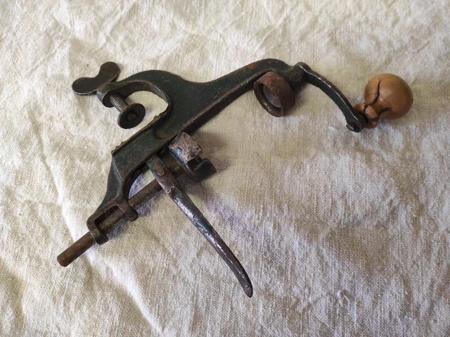 Ancien Sertisseur De Cartouches De Chasse - Outillage Vintage En Fer, Dans Son Jus