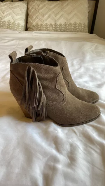 Steve Madden Taupe Brown Fringe Ponncho Suede Booties Ankle Boots sz 8M