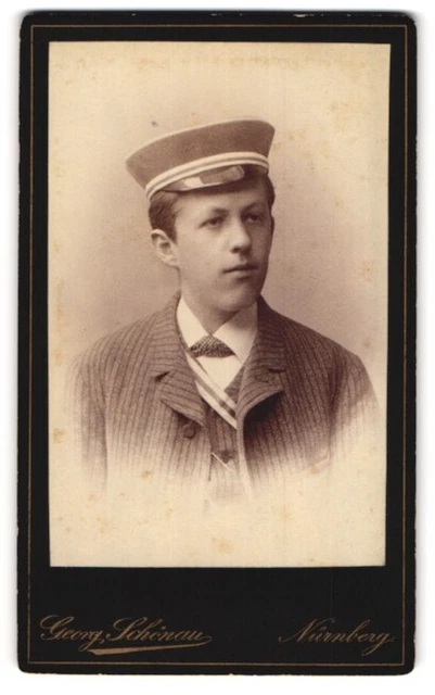 Fotografie Georg Schönau, Nürnberg, junger Student im Anzug mit Biedermeiermütz