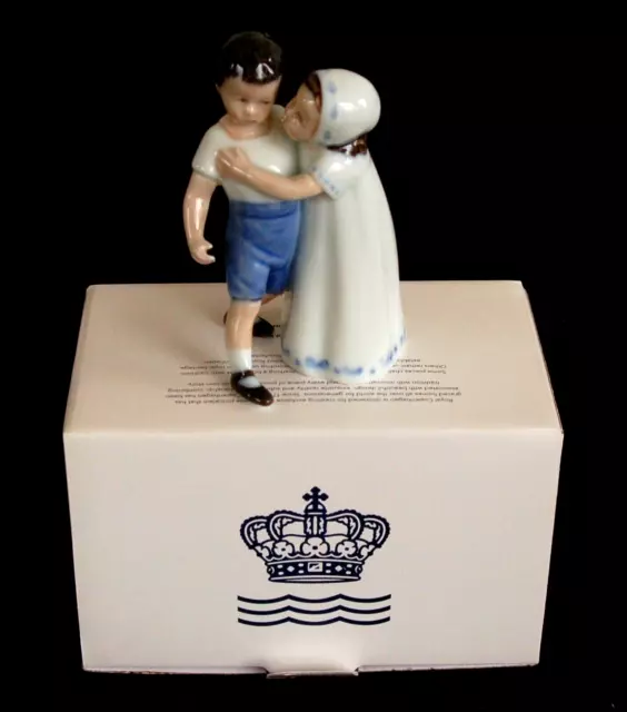 ROYAL COPENHAGEN STATUINA FIGURINA IN PORCELLANA BACIO AMORE RIFIUTATO H.14 cm.