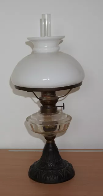 antike Petroleum Tischlampe / Petroleumlampe - Gußeisen, Glasschirm