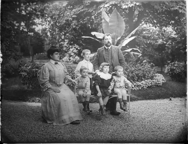 Négatif sur plaque de verre 18x24 vers 1900 - Photo de famille dans le jardin