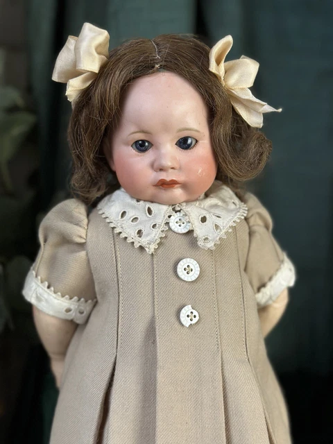 Enchères Lot 23 - Poupée de type parisienne avec tête buste en biscuit
