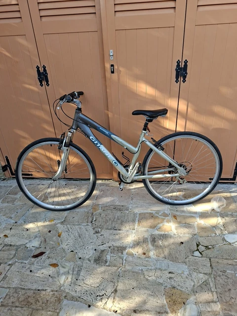 VTC 28 FEMME  COUNTRY  Avec Cadre En Aluminium - 21 Vitesses Avec Poignee Revoshift Shimano