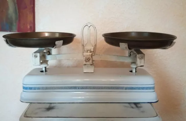 Antike Küchenwaage mit Messingschalen, um 1920