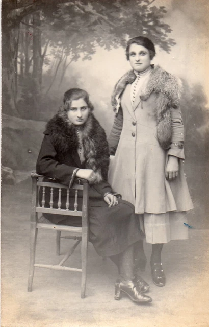 BL468 Carte Photo vintage card RPPC Femme mode fashion robe dress assis chaise
