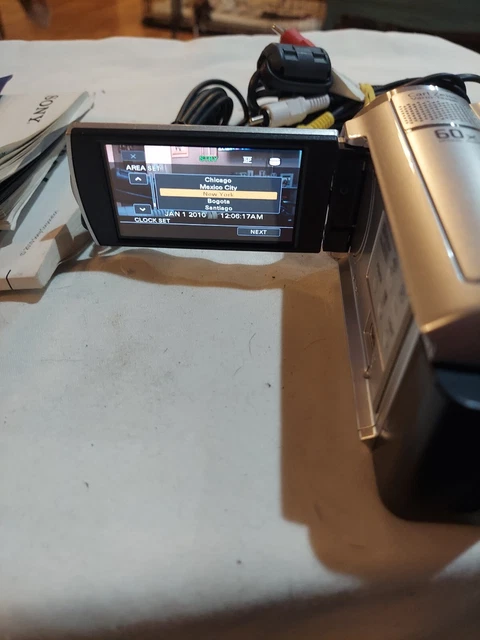 Sony HandyCam Digital Video Camcorder 80GB HDD Silver DCR-SR68 & Extras
