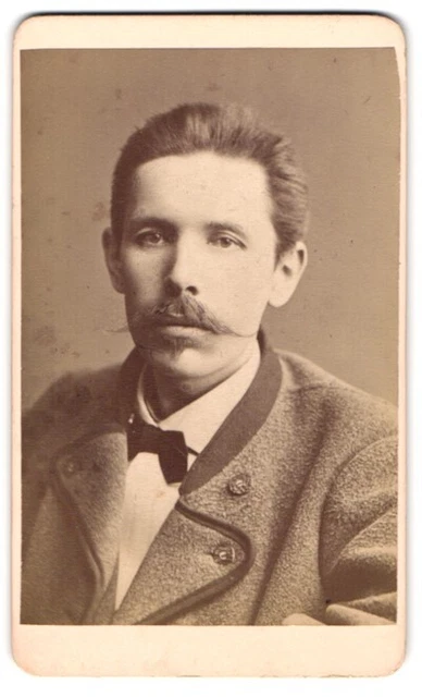Fotografie Otto Reitmayer, München, stattlicher Mann mit Schnäuzer