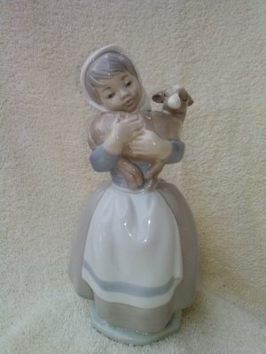 Lladro Daisa Girl with Lamb 1977 Porcelain Figurine Made in Spain