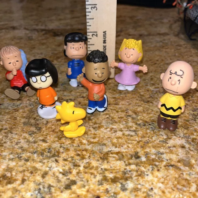 Lot - 7 The Peanuts 2" Figures - Charlie Brown Snoopy Charles M. Schulz 2