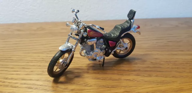 Moto miniature de collection  1/18   MAISTO :  Yamaha Xv 1000 VIRAGO    ( J1  )