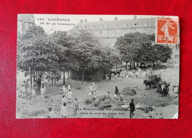 Magnifique CPA animée - Vincennes - 94 - Le remplissage des paillasses