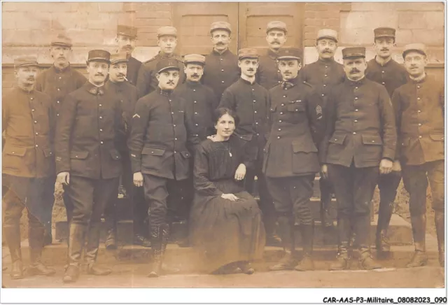 CAR-AASP3-0258 - MILITAIRE - CARTE PHOTO - militaires réunis avec une dame au