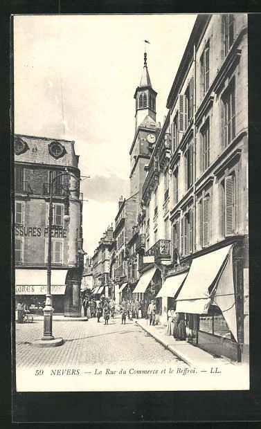 CPA Nevers. La Rue du Commerce et le Beffroi