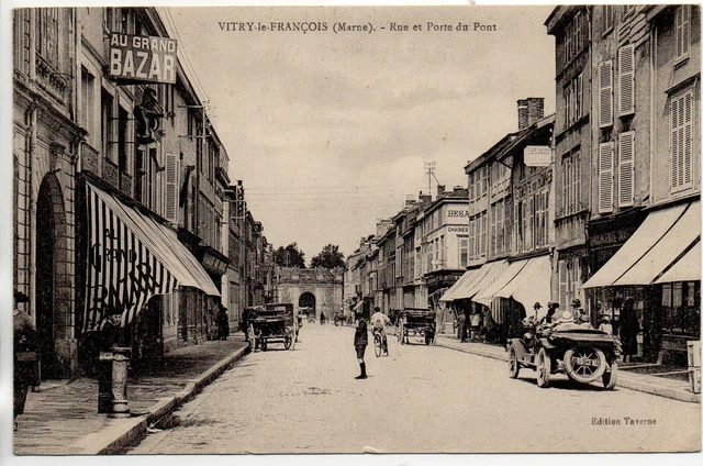 VITRY LE FRANCOIS - Marne - CPA 51 - Rue du pont Magasin grand Bazar - voiture