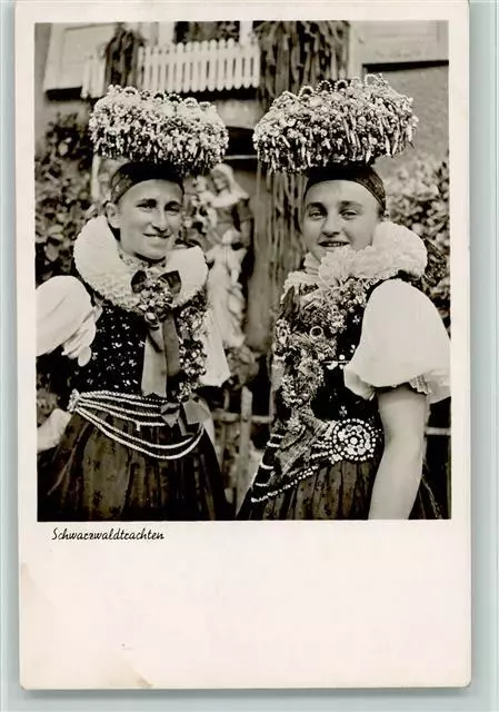 12068692 - Zwei Frauen in Sonntagstracht Foto AK Trachten Schwarzwald