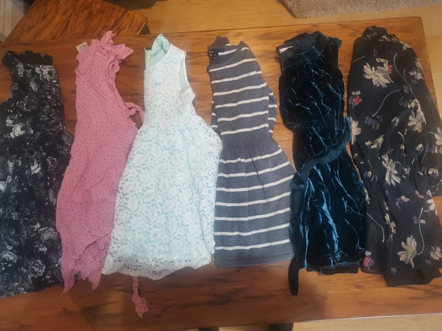 Pacchetto di abiti per una ragazza di età 4-6 anni.  Tutto usato 2-3 volte, nessun danno o macchia.