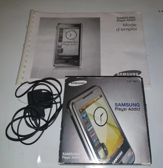 Un téléphone cellulaire avec un chargeur et un chargeur attaché à celui