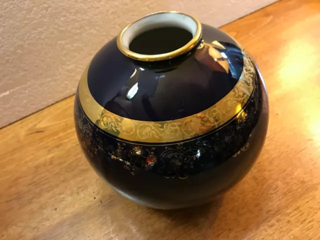 vase boule en porcelaine de Limoges Bleu de four réhaussé d'or