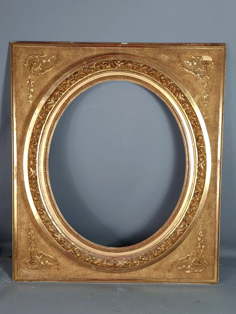 Grand cadre à clés XIXe siècle vue ovale bois et stuc doré 79x69 vue 55x45 cm