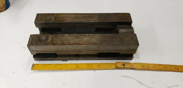 Kurt II PT400-1 4" Vise FRAME BODY PART with PT400-186 SPACER Included used Kurt II PT400-1 4" Vise FRAME BODY PART with PT400-186 SPACER Included used