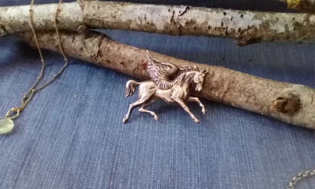 Vintage Brosche Pegasus, geflügeltes Pferd, Silberauflage. naturgetreu