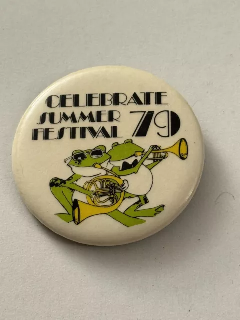 Vintage Celebrate Summer Festival 1979 70 Frog Couple Button Pin AV5J